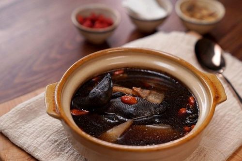 Vì sao gà đen thường được dùng để bồi bổ?