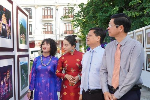 Việt Nam tỏa sáng qua lăng kính nghệ thuật