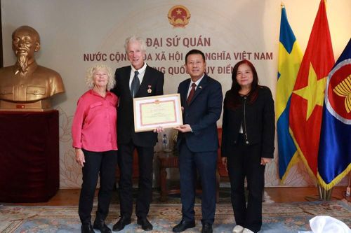 Tặng Kỷ niệm chương 'Vì sự nghiệp Văn hóa, Thể thao và Du lịch' cho đạo diễn Bo Öhlén