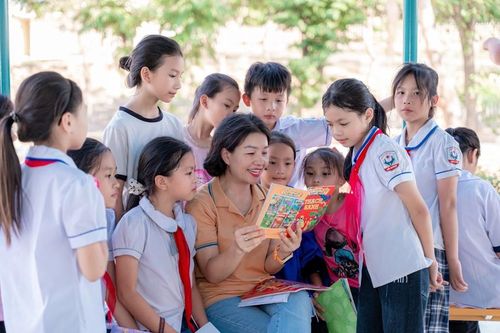 Chắp cánh tri thức, thắp lửa yêu thương