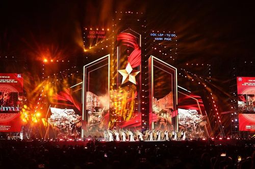 Concert nghệ thuật 'Tôi yêu Tổ quốc tôi' và màn bắn pháo hoa sẽ khép lại Triển lãm thành tựu đất nước