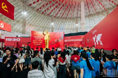 Nơi lịch sử kháng chiến sống dậy với công nghệ hiện đại tại '95 năm Cờ Đảng soi đường'