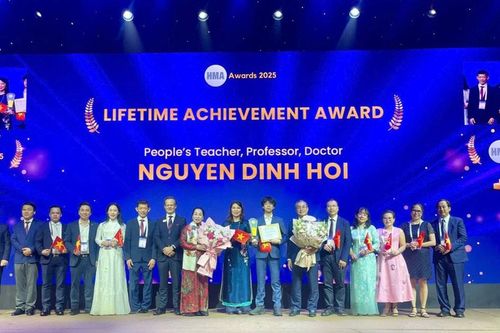 Nhà giáo nhân dân, Giáo sư, Tiến sĩ Nguyễn Đình Hối được trao giải cống hiến trọn đời