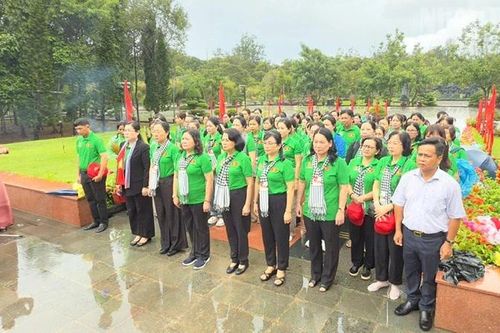 Đoàn nữ cán bộ tỉnh Vĩnh Long viếng nghĩa trang Hàng Dương tại đặc khu Côn Đảo
