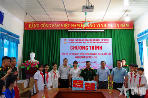 Nâng bước học sinh vùng cao Điện Biên đến trường