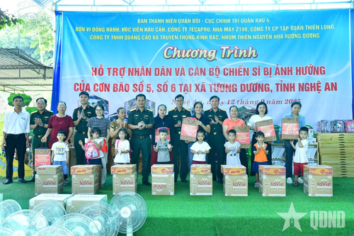 Trao quà gần 200 triệu đồng hỗ trợ nhân dân, học sinh mầm non tại Nghệ An