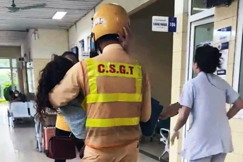 Hà Nội: Cảnh sát giao thông mở đường đưa bệnh nhân đi cấp cứu kịp thời