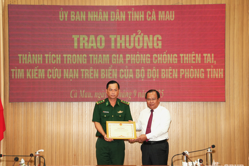 Cà Mau: Khen thưởng bộ đội biên phòng và ngư dân tích cực tham gia cứu nạn, cứu hộ