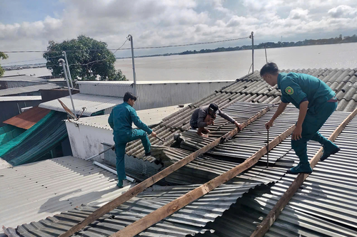Lực lượng vũ trang An Giang giúp dân khắc phục hậu quả mưa dông