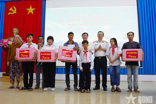 Vùng 2 Hải quân tặng quà học sinh nghèo tỉnh Vĩnh Long