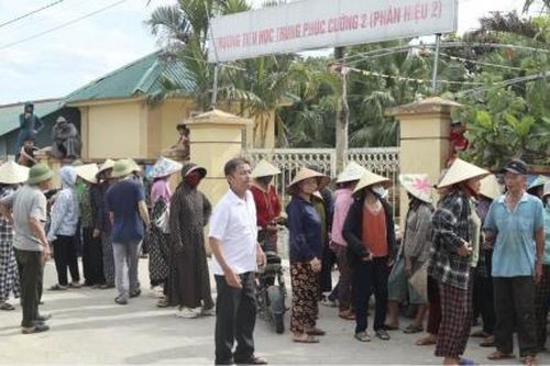 Phản đối sáp nhập trường, hàng trăm phụ huynh ở Nghệ An cho con nghỉ học