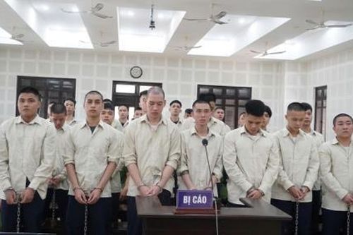 Mâu thuẫn trong quán karaoke dẫn tới án mạng, 26 bị cáo lĩnh án