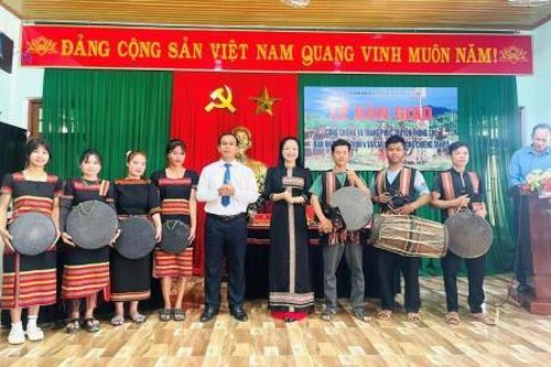 Bàn giao cồng chiêng và trang phục truyền thống cho người dân vùng cao