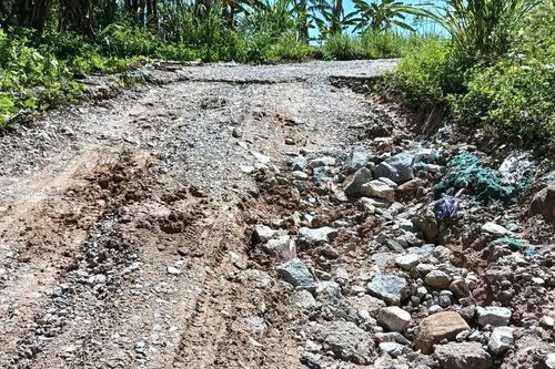Nhà máy thủy điện chậm làm đường tránh, người dân đi lại khó khăn