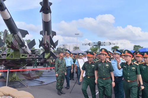 Đại tướng Phan Văn Giang thăm khu trưng bày của Bộ Quốc phòng tại triển lãm 80 năm thành tựu đất nước