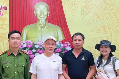 Du khách nước ngoài xúc động khi nhận lại tài sản đánh rơi