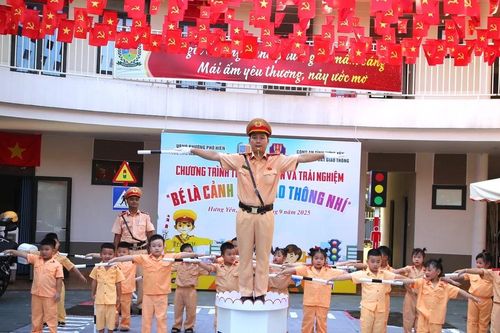 Trẻ mầm non hào hứng trải nghiệm 'Bé là cảnh sát giao thông nhí'