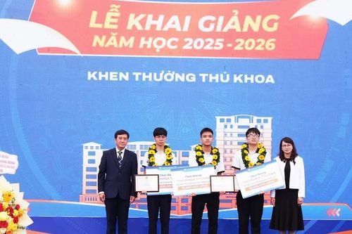 Trường Đại học Khoa học Tự nhiên TPHCM vinh danh 3 thủ khoa tại lễ khai giảng