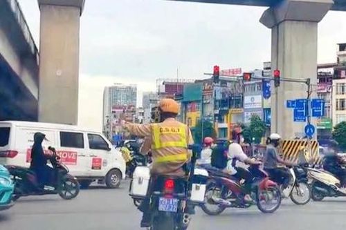 CSGT Hà Nội mở đường, kịp thời đưa người phụ nữ bị co giật đi cấp cứu