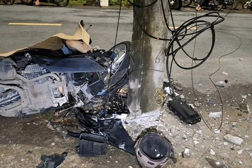 Xe máy tông trụ điện ở Đồng Tháp, một người tử vong