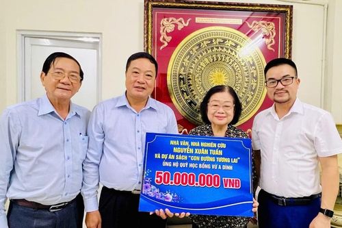 Trao tặng học bổng và 100 cuốn sách 'Con đường tương lai' cho Quỹ học bổng Vừ A Dính
