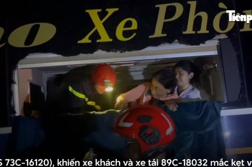 Tai nạn liên hoàn xe khách và xe tải, cảnh sát phá cửa kính cứu hơn chục người