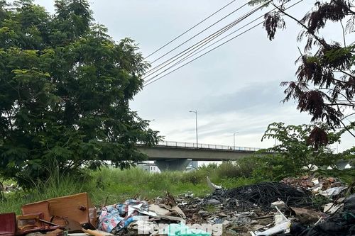 Vỉa hè, chân cầu ở Đà Nẵng nhếch nhác vì xà bần đổ bậy