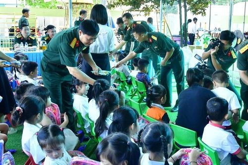 Quân đội sẻ chia với người dân vùng thiên tai, bão lũ