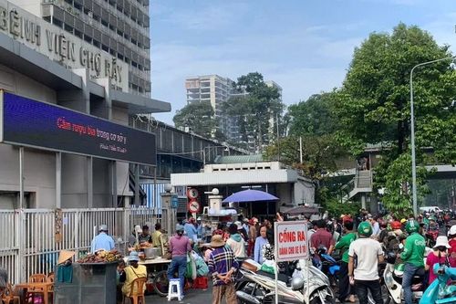 Hàng rong bủa vây bệnh viện, chính quyền phường hành động nửa vời
