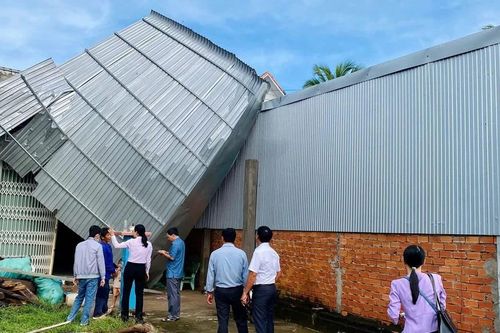 Lốc cuốn bay mái hàng chục căn nhà ở An Giang