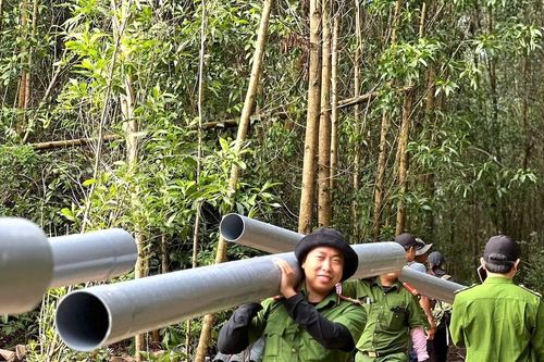 Tuổi trẻ công an Phú Mỡ cùng người dân đưa nước về thôn