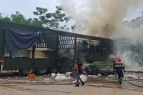 Cháy xe container, phát hiện gần 3 tấn xúc xích 'bẩn'