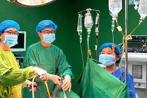 Nam sinh lớp 7 bị bạn hàng xóm đâm thấu ngực tại trường học