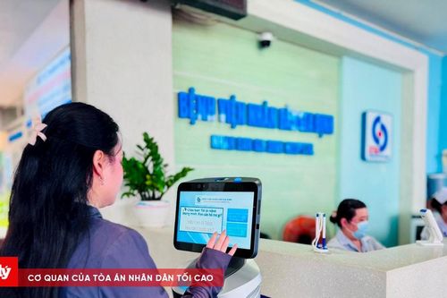 Nhân viên 'độc lạ' hỗ trợ người dân ở bệnh viện TP.HCM