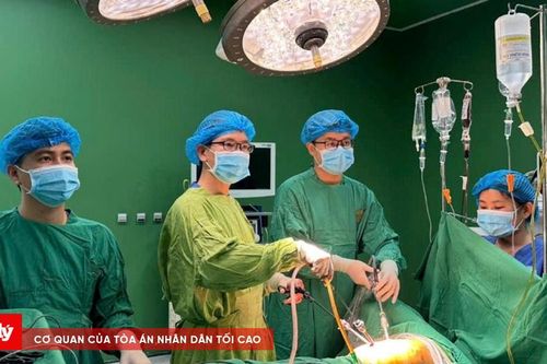 Học sinh lớp 7 bị vết thương thấu ngực, tràn khí màng phổi