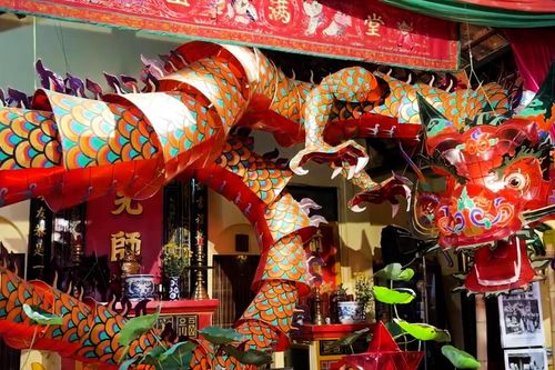 Chiêm ngưỡng hàng chục lồng đèn trung thu xưa tại ngôi đình trăm tuổi ở TPHCM