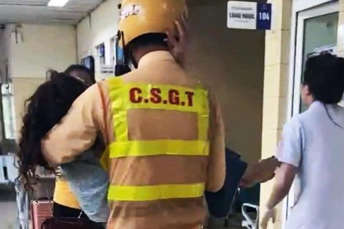 Tài xế khẩn cầu ở ngã tư, đại úy cảnh sát Hà Nội hỏi 2 câu rồi lập tức hành động