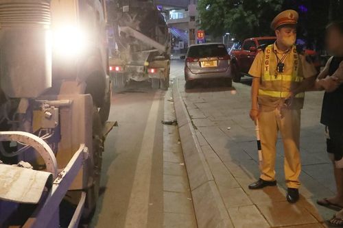 CSGT Hà Nội lập chốt xử lý tài xế 'độ' đèn siêu sáng