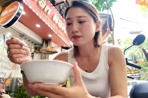 Khách Nhật khen nức nở món ăn sáng ở vỉa hè Hà Nội, gọi luôn 2 suất thập cẩm