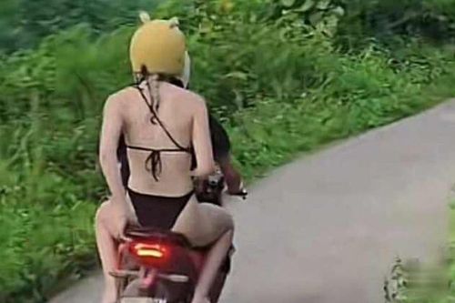 Khách Tây mặc bikini đi xe máy trên đường ở Tuyên Quang gây tranh cãi