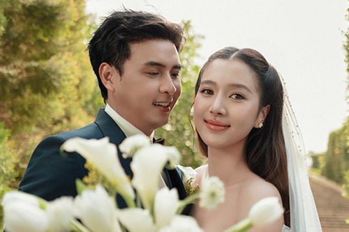 Ca sĩ Hồ Quang Hiếu hôn say đắm, thực hiện lời hứa với bà xã kém 17 tuổi Tuệ Như