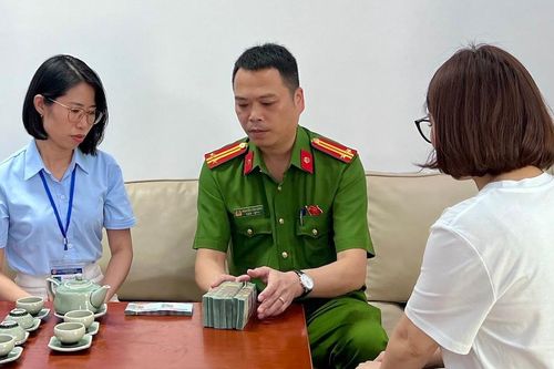 Hà Nội: Người phụ nữ bỏ quên túi đen có gần 400 triệu tại trung tâm hành chính công