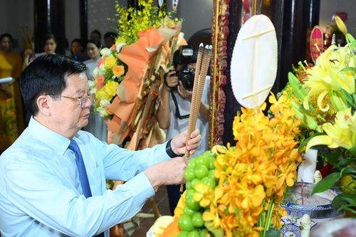 Phó Thủ tướng dâng hoa, dâng hương tri ân các liệt sĩ cao trào Xô viết tại Khu di tích Xô viết Nghệ Tĩnh