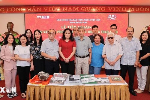 Lễ tiếp nhận hiện vật do Phóng viên chiến trường trao tặng Thông tấn xã Việt Nam