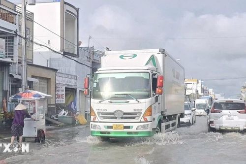 Triều cường dâng cao gây ngập nặng Quốc lộ 1A, đoạn qua tỉnh Cà Mau