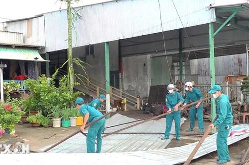 An Giang: Mưa lớn kèm theo dông lốc làm 17 căn nhà bị sập và tốc mái