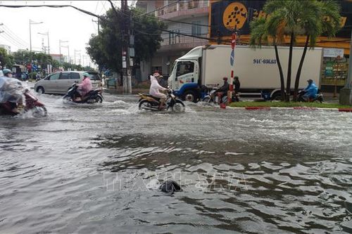 Sau mưa lớn, nhiều tuyến đường ở Bạc Liêu ngập sâu