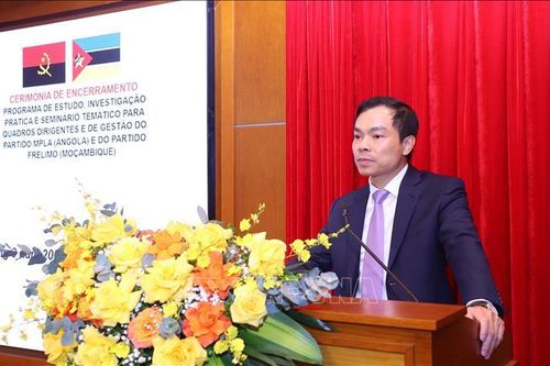 Bế mạc Chương trình trao đổi chuyên đề đối với cán bộ lãnh đạo, quản lý của Angola và Mozambique