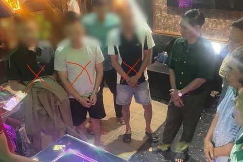 Bí mật bên trong phòng 202 quán karaoke Night Star