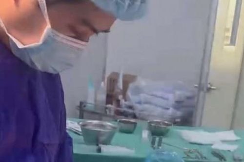 Ngực biến dạng, chảy mủ vì tiêm chất làm đầy từ 5 năm trước